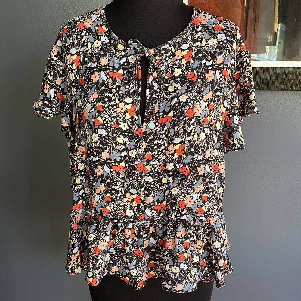 GAP floral crepe keyhole tie neckline glitter sleeve ruffle hem top. Medium.